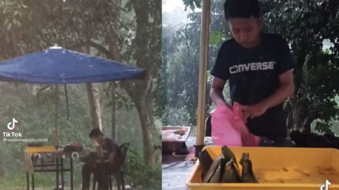 Tersentuh tengok remaja ‘setia’ tunggu pelanggan dalam hujan lebat, guru borong semua kuih yang dijual… tak sangka ada yang kenal ibunya! – Viral | mStar_608b80304cd69.jpeg