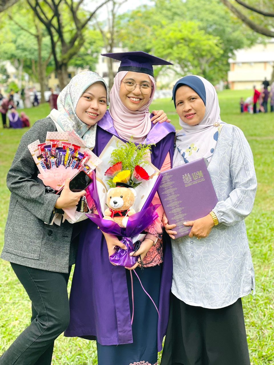 Ibu dan adiknya turut hadir semasa majlis graduasi.