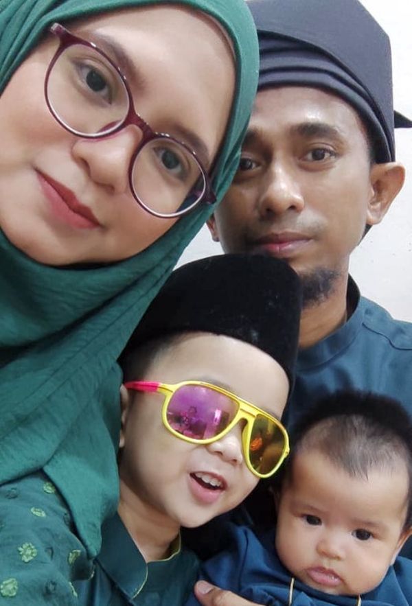 Qiqah bersama suami dan dua anaknya.