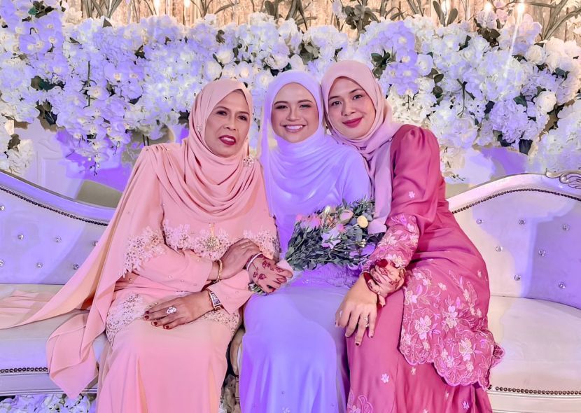 Nadiah hadir pada majlis pernikahan rakannya.