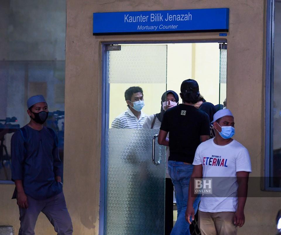Ahli keluarga ketika menunggu jenazah di bilik forensik Pusat Perubatan Universiti Kebangsaan Malaysia (PPUKM), Cheras. - NSTP/Aswadi Alias