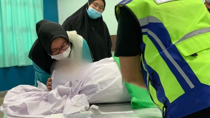 Tak mampu bayar sewa van dari KL ke Bera, waris sanggup bawa balik jenazah baringkan kerusi hadapan kereta – “Hidup arwah memang susah” – Viral | mStar_5faa0ebe93c9c.jpeg