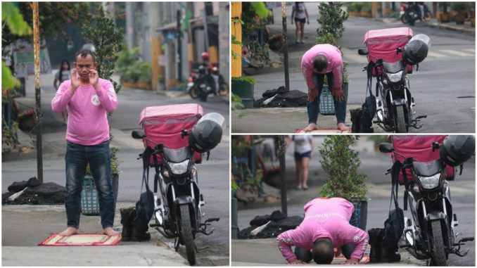 Tak Iupa ‘Pemberi Rezeki’, F0to Rlder Foodpanda S0lat Tepi JaIan Buat Netizen Ter$entuh._600fa76bf0a1f.jpeg