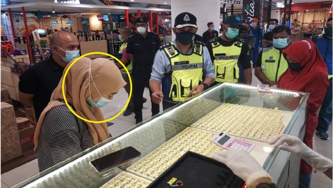 Tengah Seronok Belek Emas, Dua Wanita Ini Sampai Menangis Selepas Polis Juga Turut Menjadi ‘Tetamu’_60b2fda9a933f.jpeg