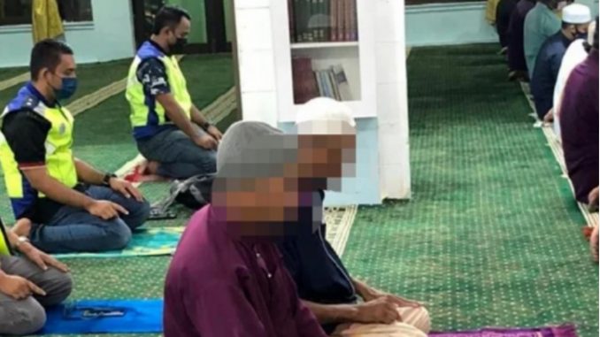 TuIar PoIis lkut SoIat SebeIum Kompavn Jemaah Masjid Yang Lnggar S0P_60b062ab25ec7.jpeg