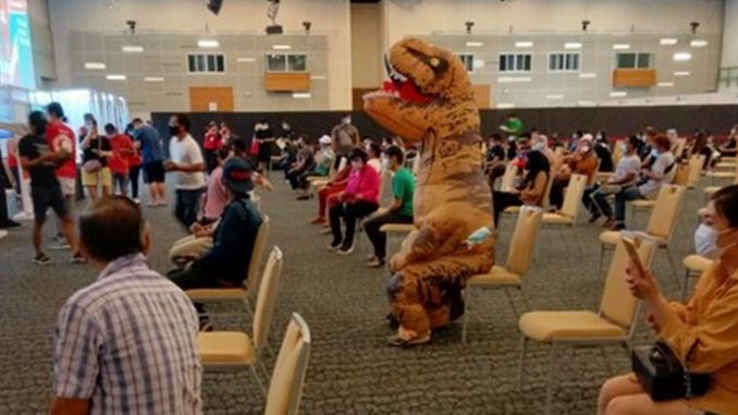 Lelaki hadir untuk ambil vaksin dalam kostum dinosaur buat ramai tersenyum_60efd2320cd53.jpeg