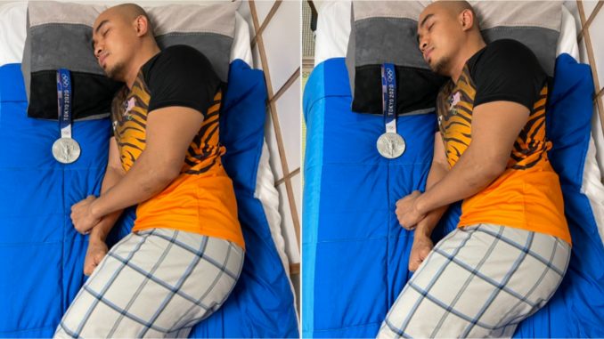 Azizulhasni kongsi Gambar ‘Tidvr’ Dengan Pingat, Sekali Benda Lain Yang Netizan Perasan.._61108ff478b63.jpeg