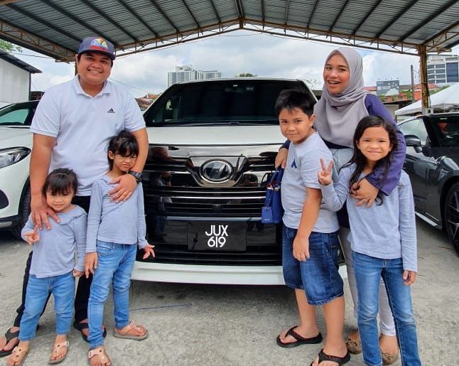 Siti Fauziah bersama suami dan anak-anaknya.