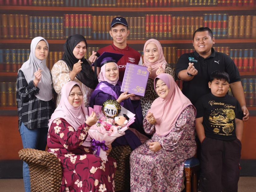Gambar kenangan konvokesyen Anis bersama keluarga berjaya dirakam di studio sebelum banjir melanda Selangor.