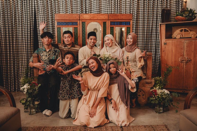 Bersama seluruh keluarganya.