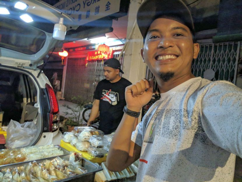 Khaidir bersama pasukannya ketika membuka gerai nasi lemak pada jam 3 pagi.