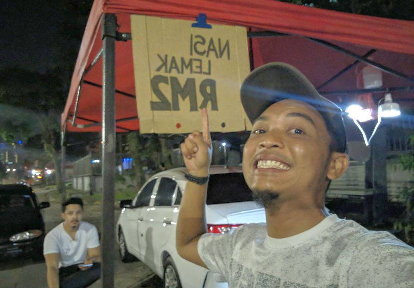 Nasi lemak dijual dengan harga RM2.